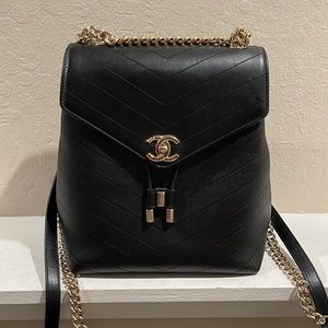 CHANEL black chevron backpack 🖤🖤🖤